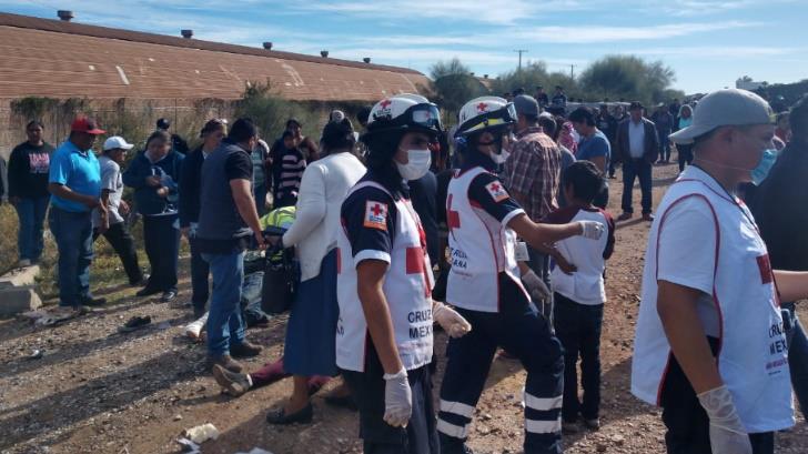 Camión con trabajadores del campo es impactado por tren en Vícam