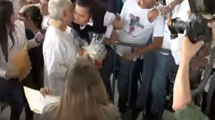 López Obrador da besos y abrazos pese a recomendaciones por coronavirus