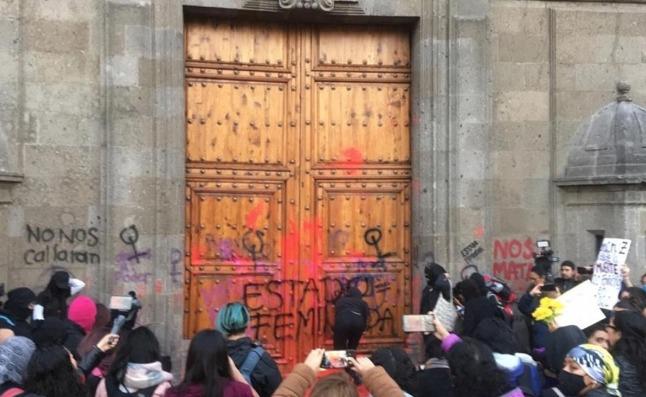 Protestan afuera de Palacio Nacional contra feminicidios en el país