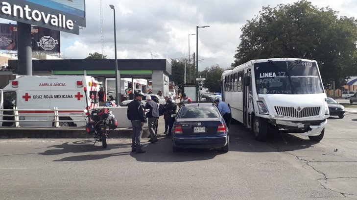 Choque automovilístico en bulevar Luis Encinas deja dos lesionados