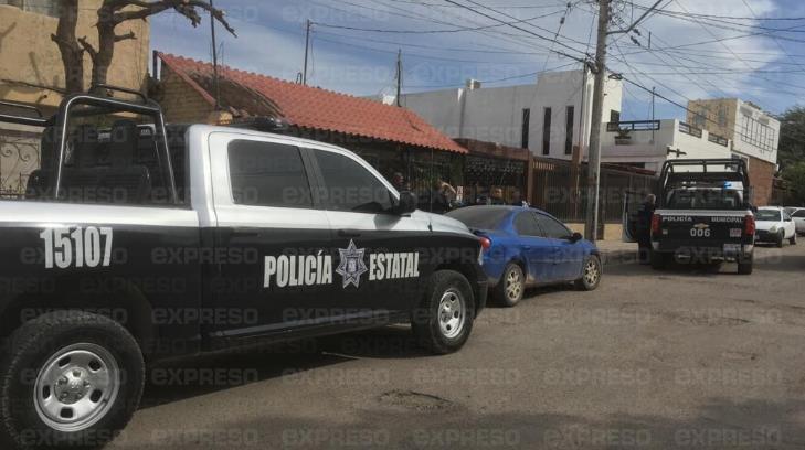 A punta de pistola asaltan farmacia en Nogales