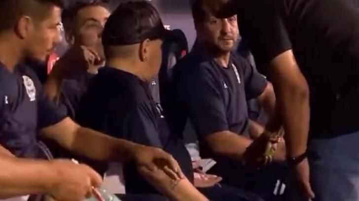 Video de Maradona tomando una pastilla en la banca levanta polémica