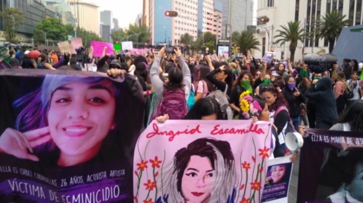 Feministas pasan lista de víctimas en marcha contra feminicidio
