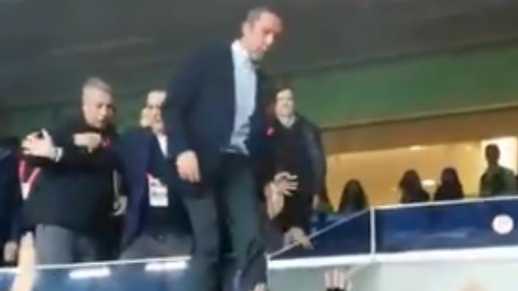 Presidente de Fenerbahçe se pelea con aficionados