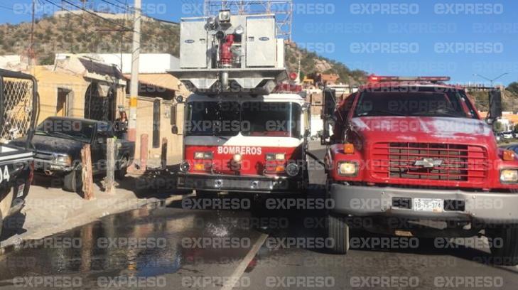 Bomberos sofocan incendio en  una vivienda de la colonia Loma Linda