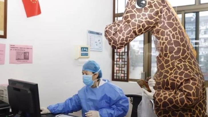 Una mujer usa disfraz de jirafa para protegerse del coronavirus