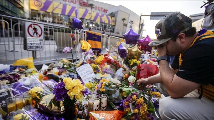 Aficionados llevan flores a Kobe Bryant en una tumba equivocada