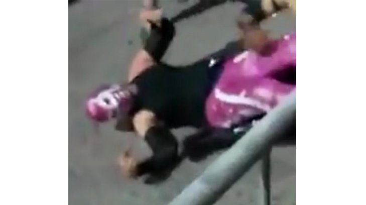 Luchador cae del ring en función del Carnaval de Guaymas