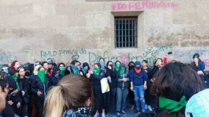 Feministas protestan afuera de Palacio Nacional