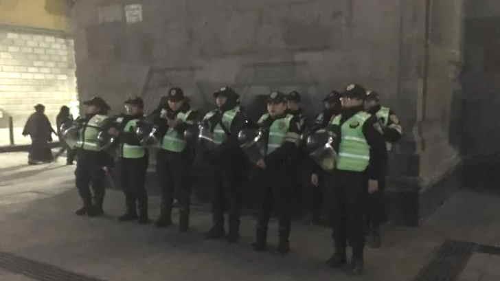 Resguardan accesos de Palacio Nacional ante por protesta de colectivo de mujeres