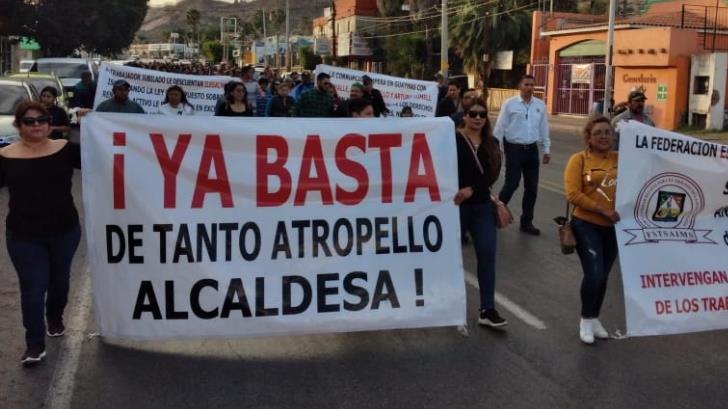 Trabajadores del Sutsag realizan marcha por la avenida Serdán de Guaymas