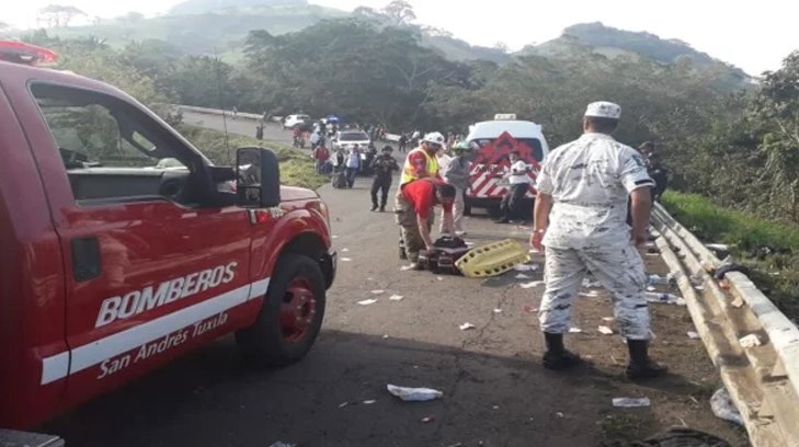 Un muerto y 45 migrantes heridos deja accidente en Veracruz