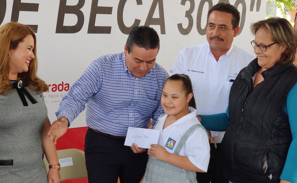 Entrega Argonaut Gold beca 3000 en Sonora