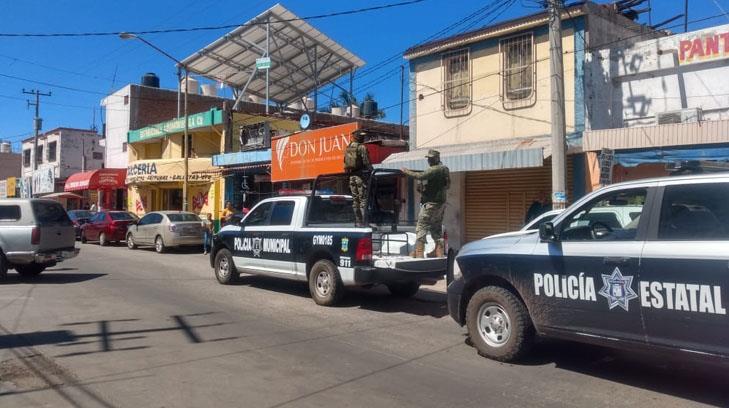 Encapuchados arrojan cadáver en pleno centro de Guaymas
