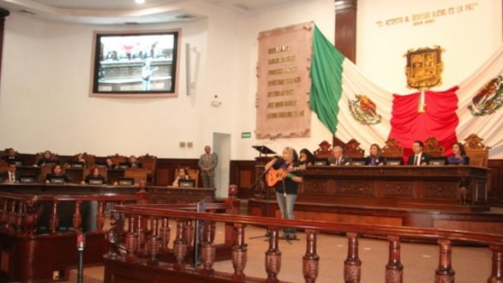 VIDEO | Mujer canta himno feminista en sesión del Congreso de Coahuila