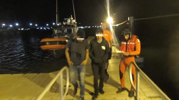 Rescatan a jóvenes atrapados en playa de Guaymas