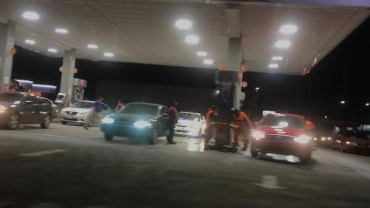 Hermosillenses hacen fila para cargar gasolina