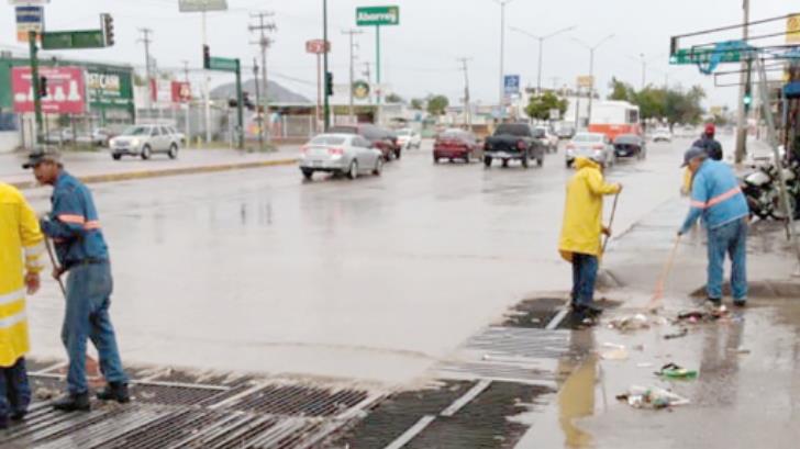 Limpian cochinero dejado por la lluvia