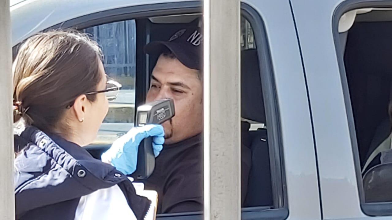 Personal de Salud toma temperatura a personas que ingresan por Nogales