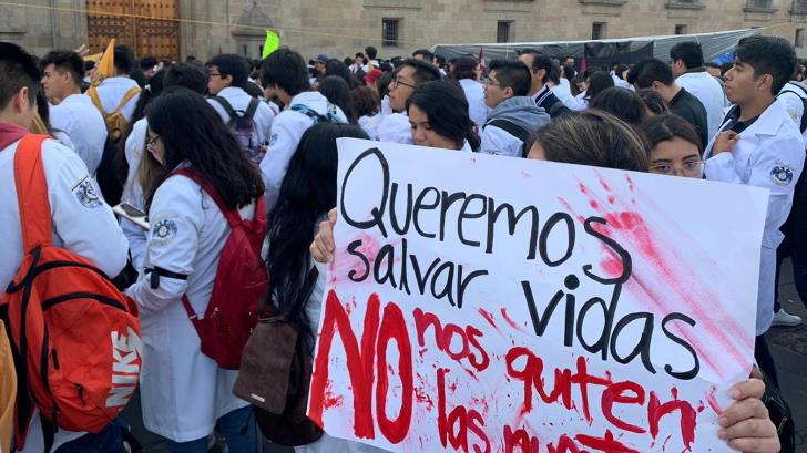 ‘Ni una bata menos’, exigen estudiantes de medicina en marcha a PN