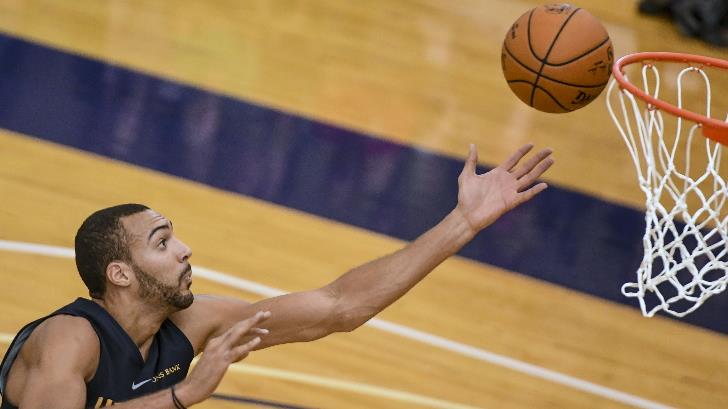 Jugador de la NBA que dio positivo a coronavirus bromeó sobre medidas de prevención