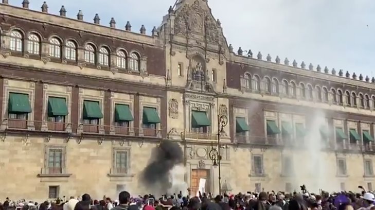 Registran explosiones en Palacio Nacional durante marcha del 8M