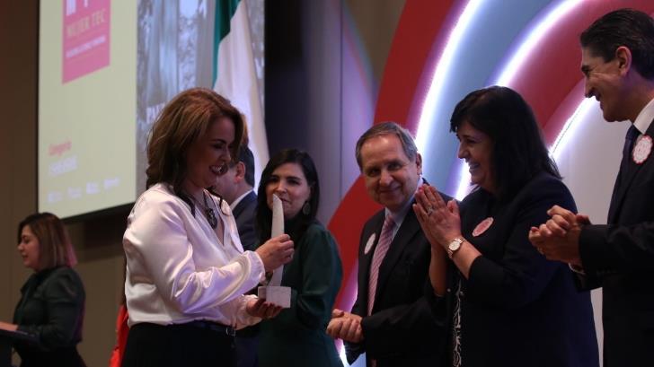 Paula Takashima, columnista de EXPRESO, premio nacional Mujer Tec