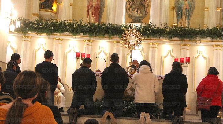 Voluntarios borran pintas de las paredes de Catedral