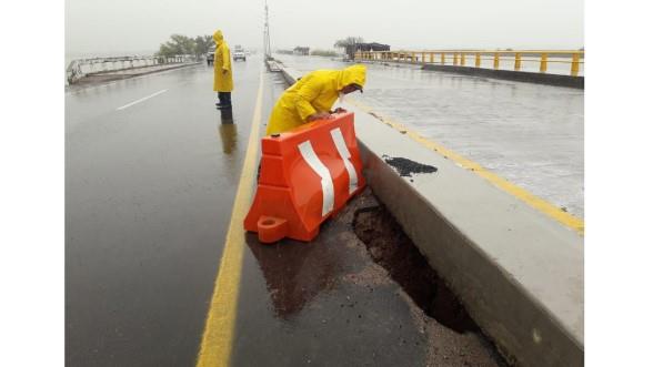 Socavón afectan pavimento entre Guaymas y Empalme