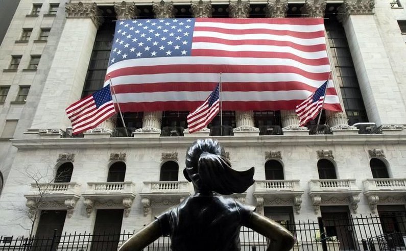 Wall Street presenta leves bajas a media jornada
