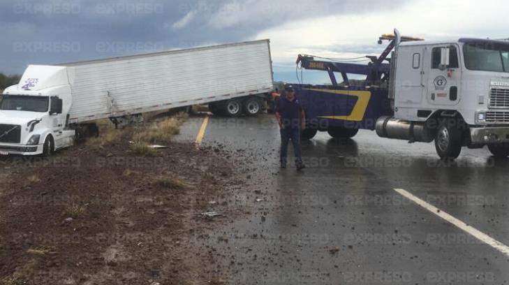 Vehículos de carga se salen de la carretera Hermosillo-Guaymas