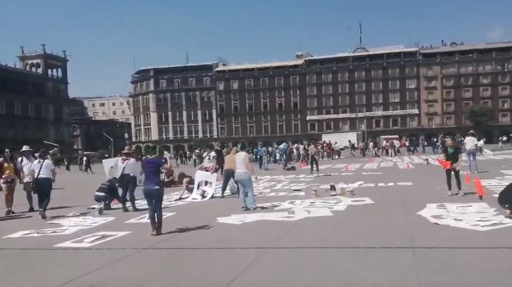 Pintan en el Zócalo los nombres de mujeres asesinadas en México