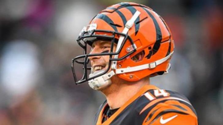 Bengalíes cortan a Andy Dalton