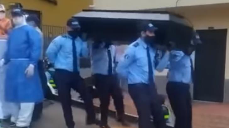 VIDEO | Policías colombianos imitan a los famosos ‘coffin guys’