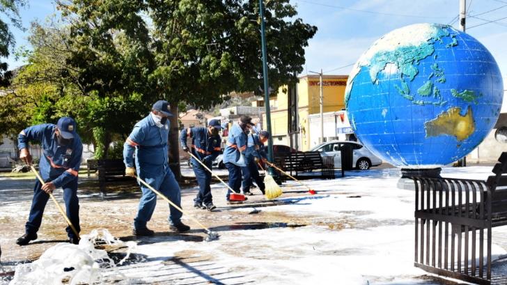 Limpian las superficies de la plaza El Mundito en el Centro de HMO