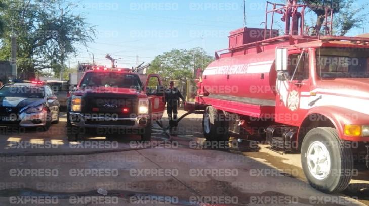 Camión de veladoras derriba 2 postes de luz y se incendia al Norte de Hermosillo