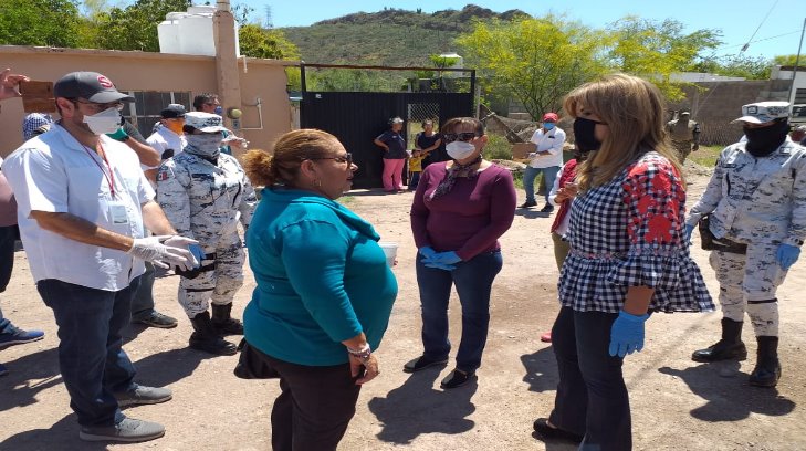 Gobernadora del Estado entrega despensas a familias vulnerables en Guaymas