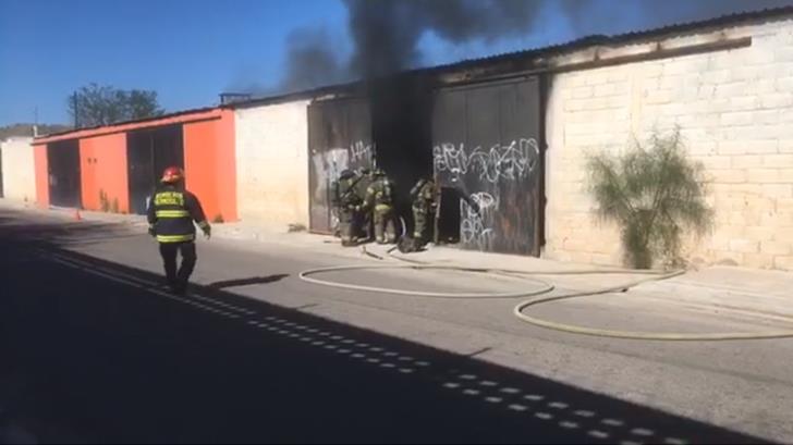 Bomberos sofocan incendio en bodega de la colonia Amapolas