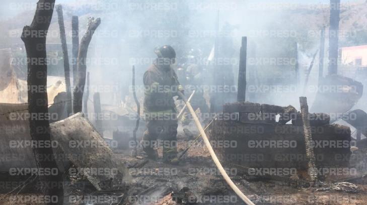 VIDEO | Fuego deja en la ruina a mujer y tres hijos