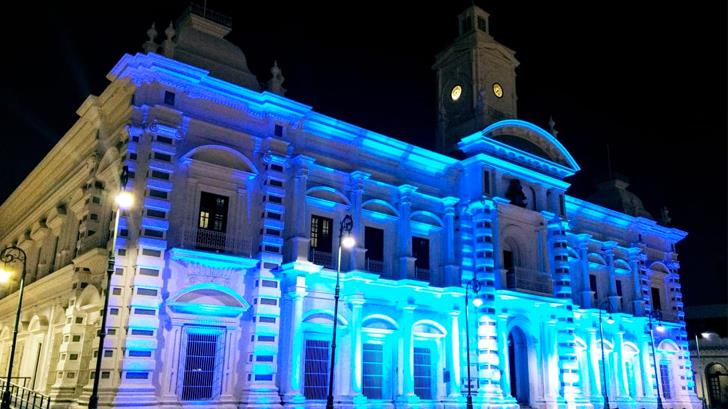 Pintan de azul Palacio de Gobierno en honor al personal médico que combate el Covid-19