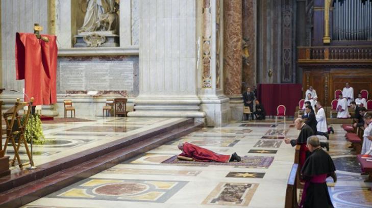 VIDEO | Papa Francisco se postra en el suelo de la Basílica de San Pedro