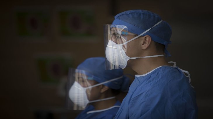 IMSS comienza entrega de mascarillas a trabajadores de la salud