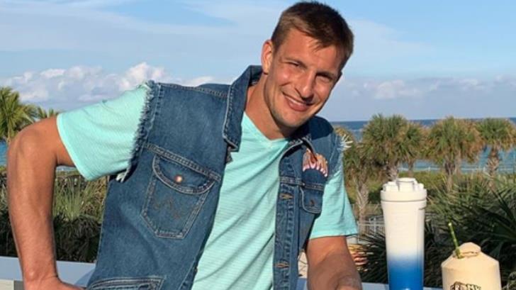 Rob Gronkowski sale del retiro y firma con los Buccaneers