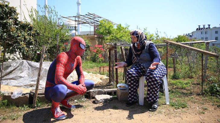 Hombre turco disfrazado de Spider-Man anima la cuarentena