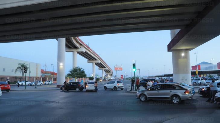 Choferes de plataformas digitales y taxistas bloquean parte del bulevar Solidaridad