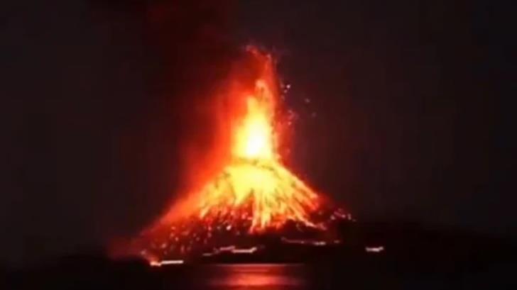 VIDEO | Hace erupción el volcán Krakatoa en Indonesia