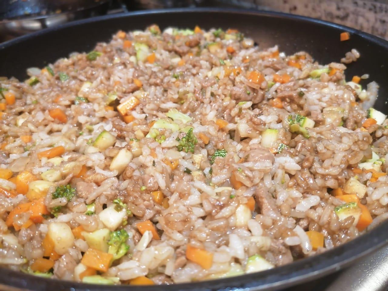 Prepara un rico yakimeshi casero