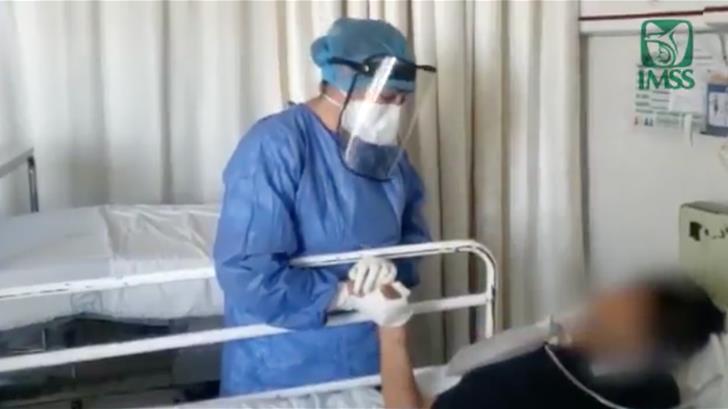 VIDEO | Enfermera le canta a pacientes con covid para reducir su miedo