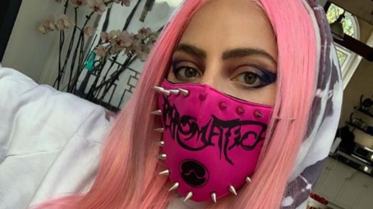 Lady Gaga usa mascarilla rosa con púas