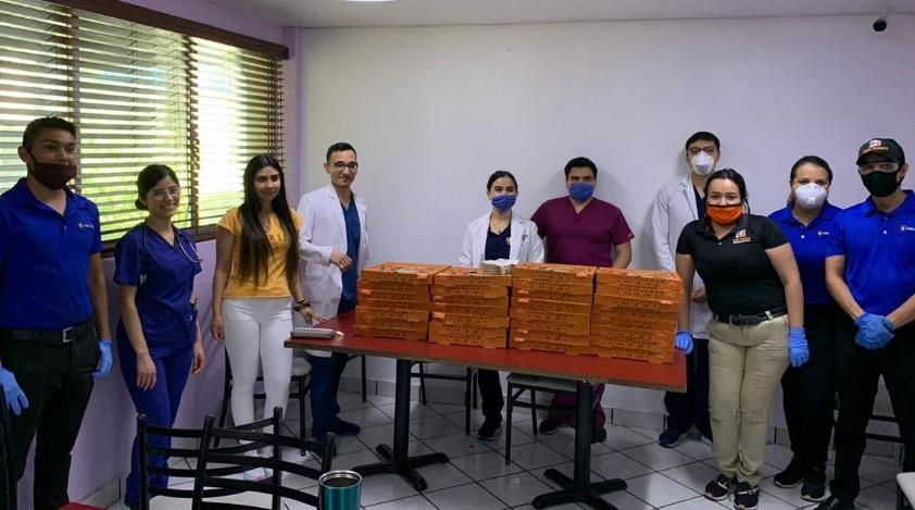 Sorprenden con pizzas a personal del Hospital General